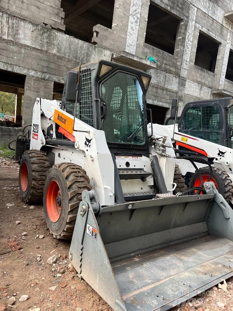 Bobcat S220 滑移装载机