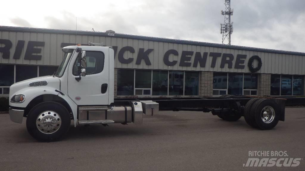 Freightliner M2 106 平板车