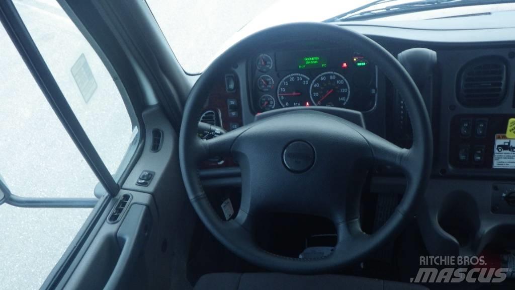 Freightliner M2 106 平板车