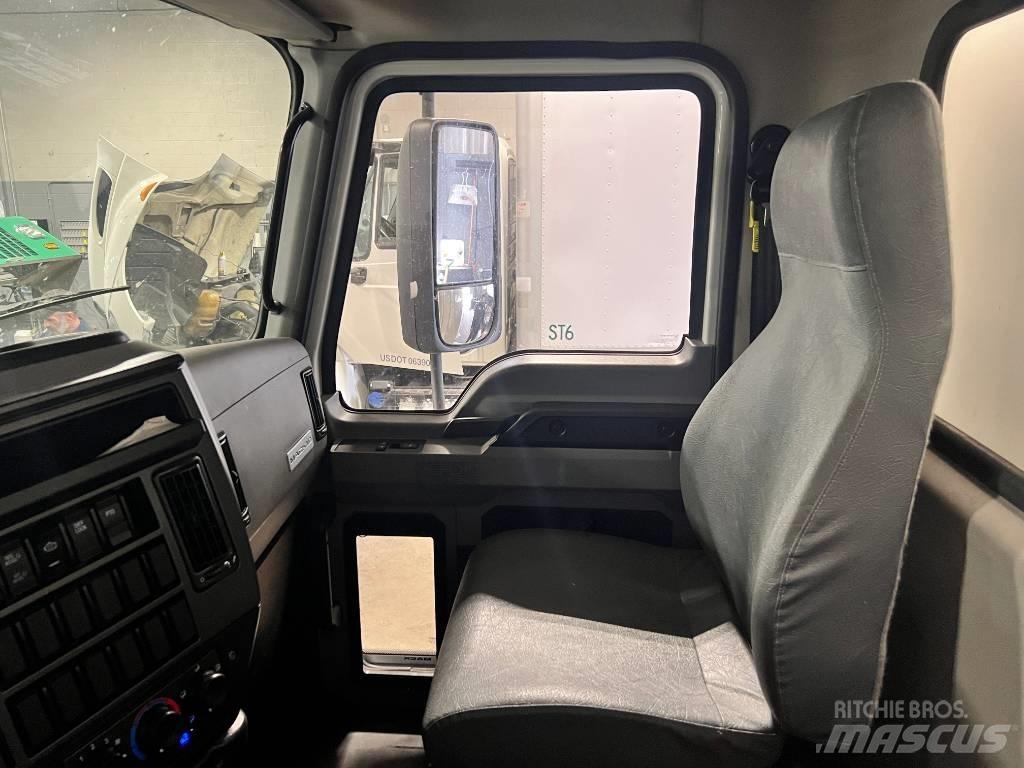 Mack MD 6 厢式货车