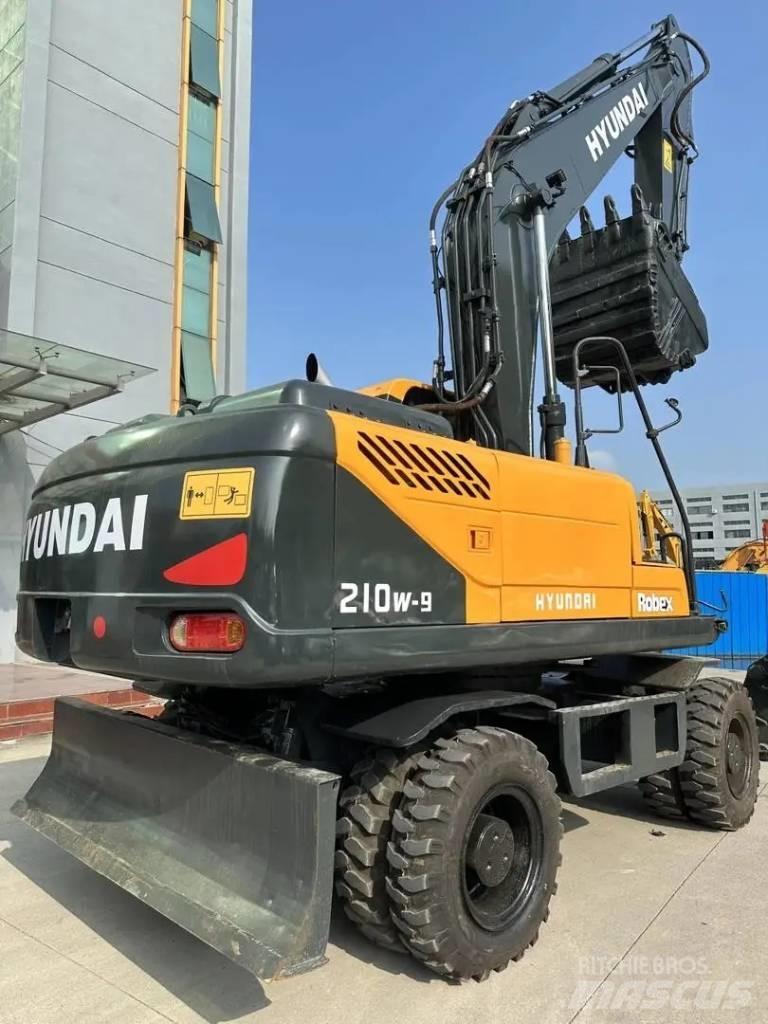 Hyundai R210W-9 轮式挖掘机