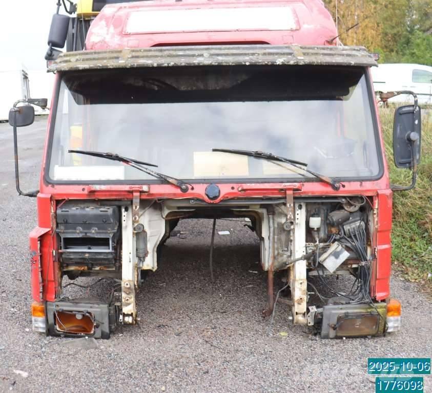 Scania P 82 M 驾驶室与内部