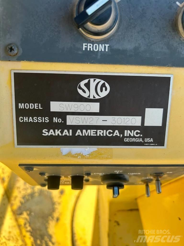 Sakai SW 900 胶轮压路机