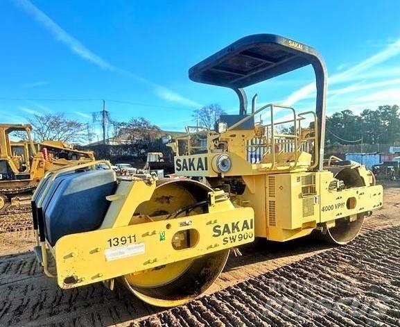 Sakai SW 900 胶轮压路机