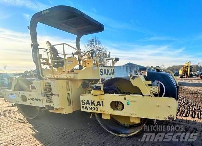Sakai SW 900 胶轮压路机