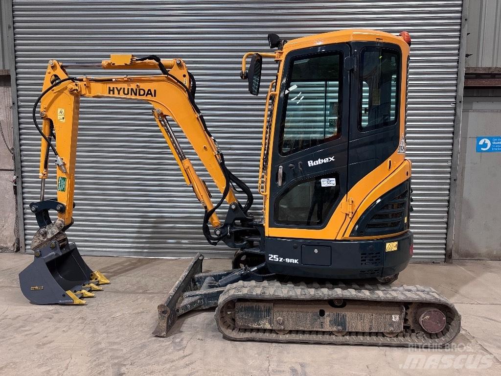 Hyundai R25Z-9 AK 小型挖掘机
