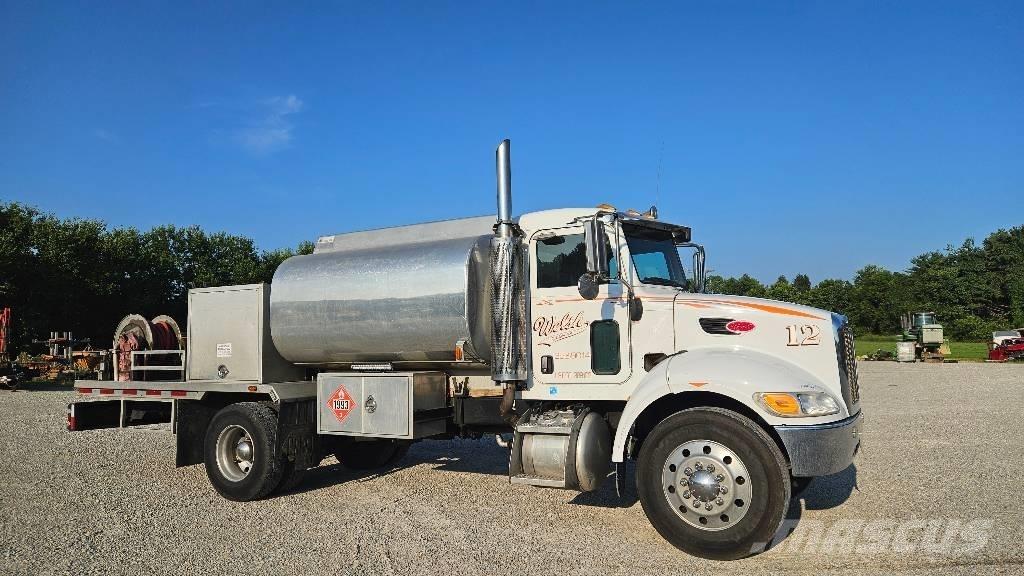 Peterbilt PB335 油罐车