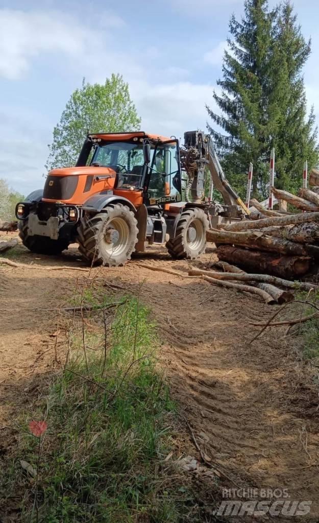 JCB Fastrac 3230 林业拖拉机