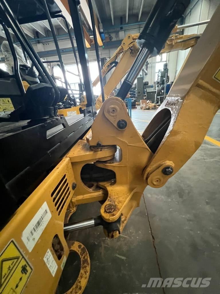 CAT 302 CR 小型挖掘机