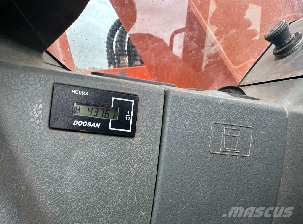 Doosan DX 140 LCR-3 履带挖掘机