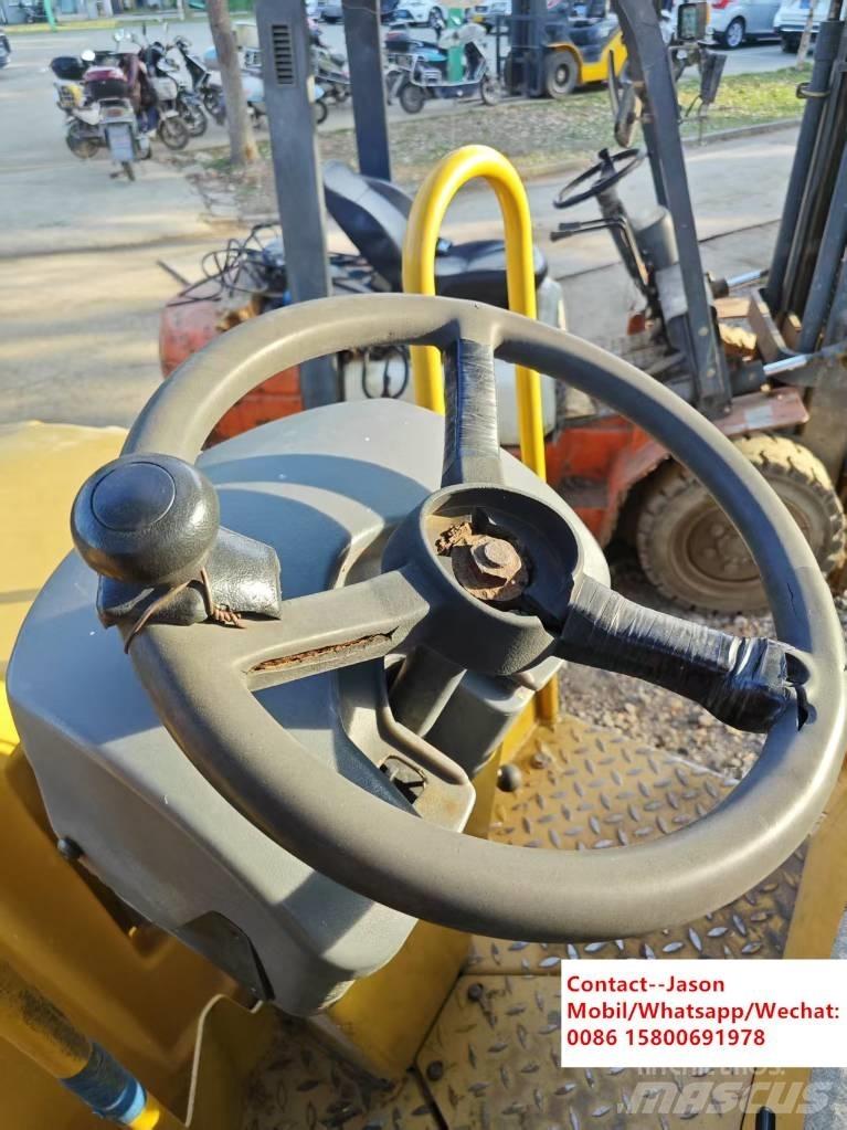 CAT CB 24 双轮压路机