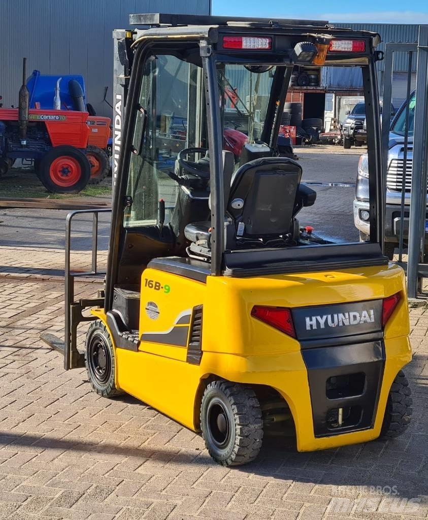 Hyundai 16 B-9 电动叉车