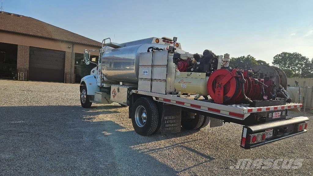 Peterbilt PB335 油罐车