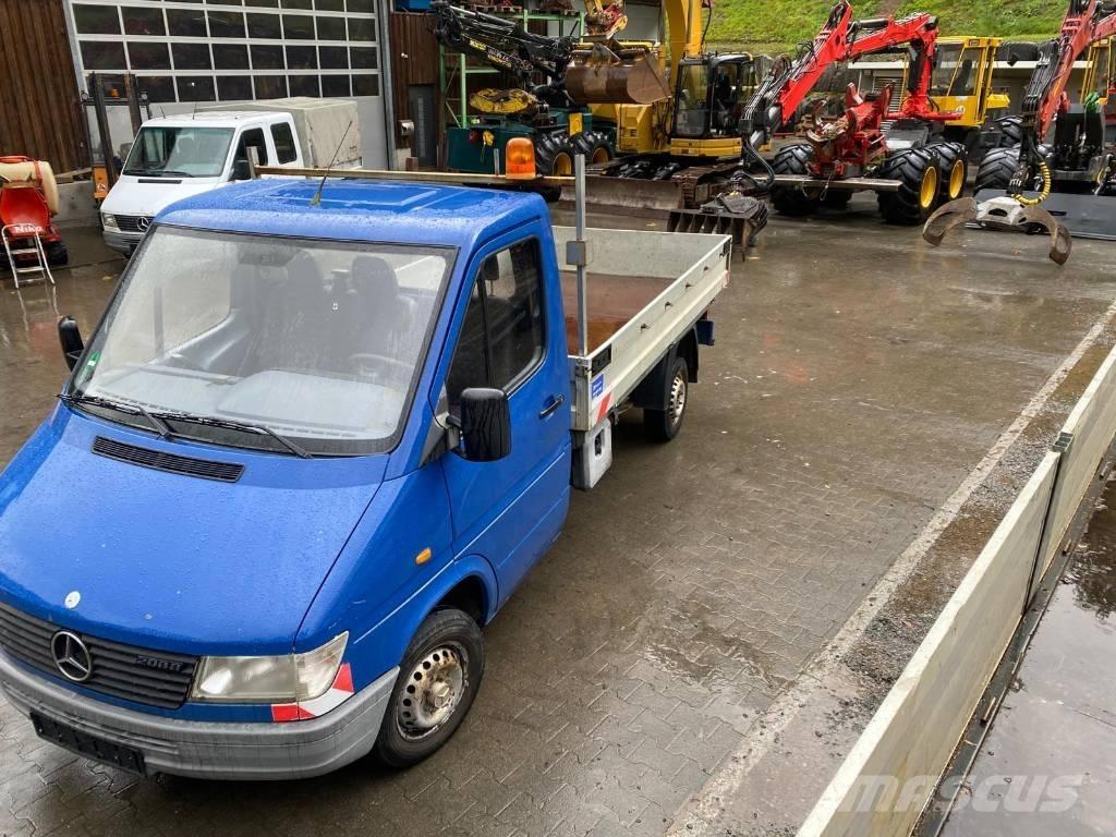 Mercedes-Benz 208 D 平板栏板货车