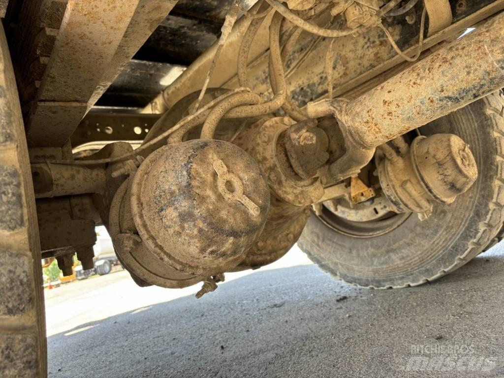 International 4900 平板栏板货车