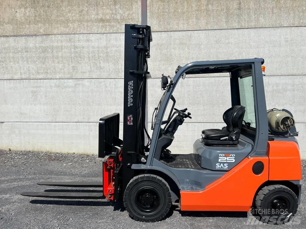 Toyota 02-8FGF25 天然气叉车