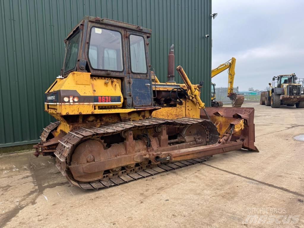 Komatsu D63E-1 履带式推土机