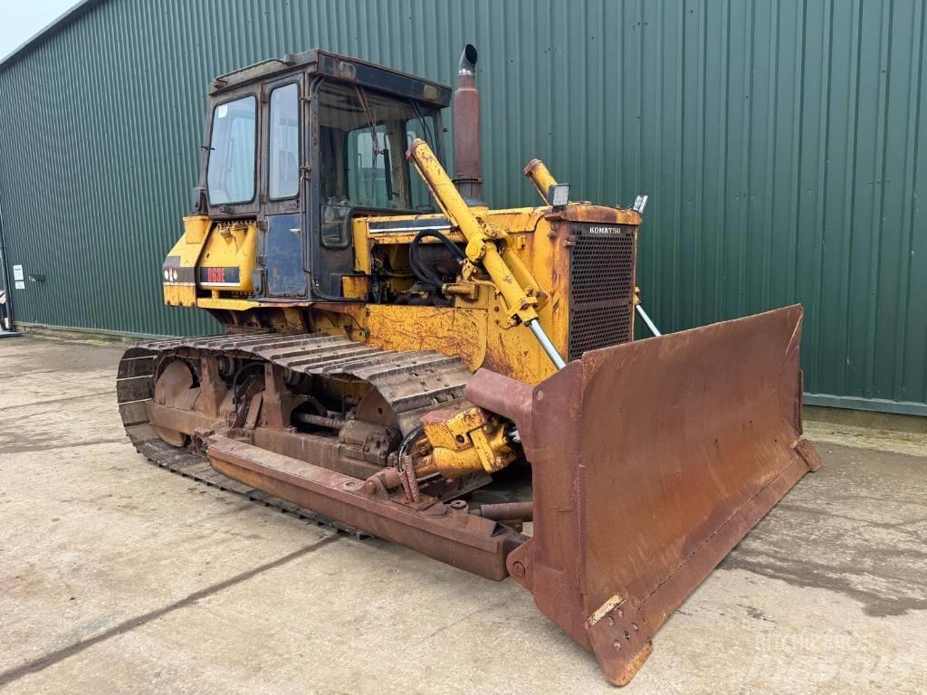 Komatsu D63E-1 履带式推土机