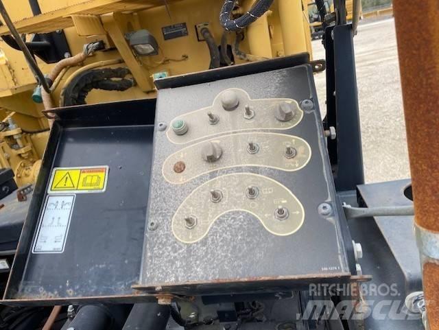 CAT AP1055E 沥青摊铺机