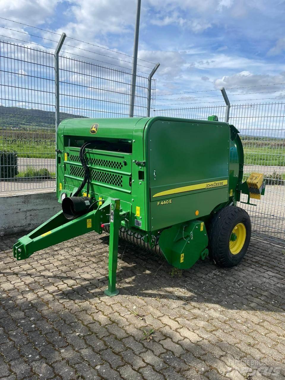 John Deere F440E 圆捆打捆机