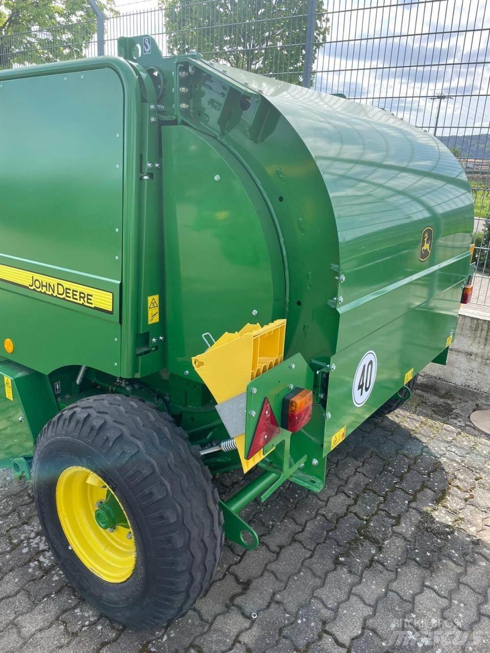 John Deere F440E 圆捆打捆机