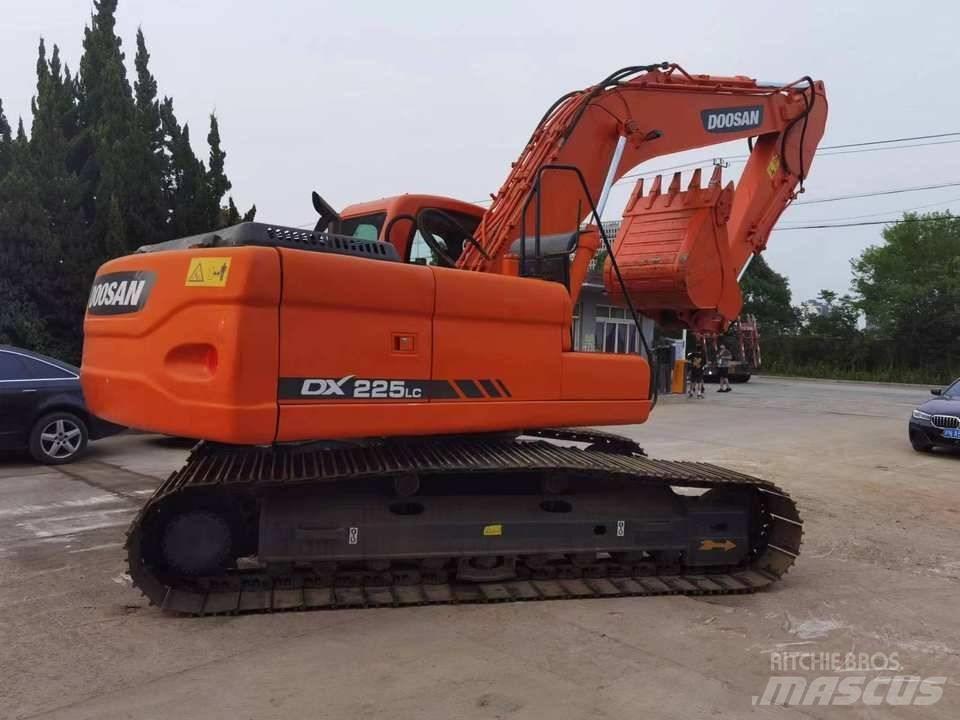 Doosan dx225 履带挖掘机