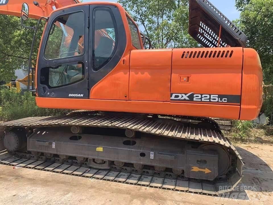 Doosan dx225 履带挖掘机