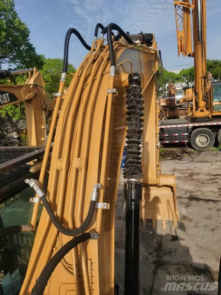 CAT 320d2 中型挖掘机