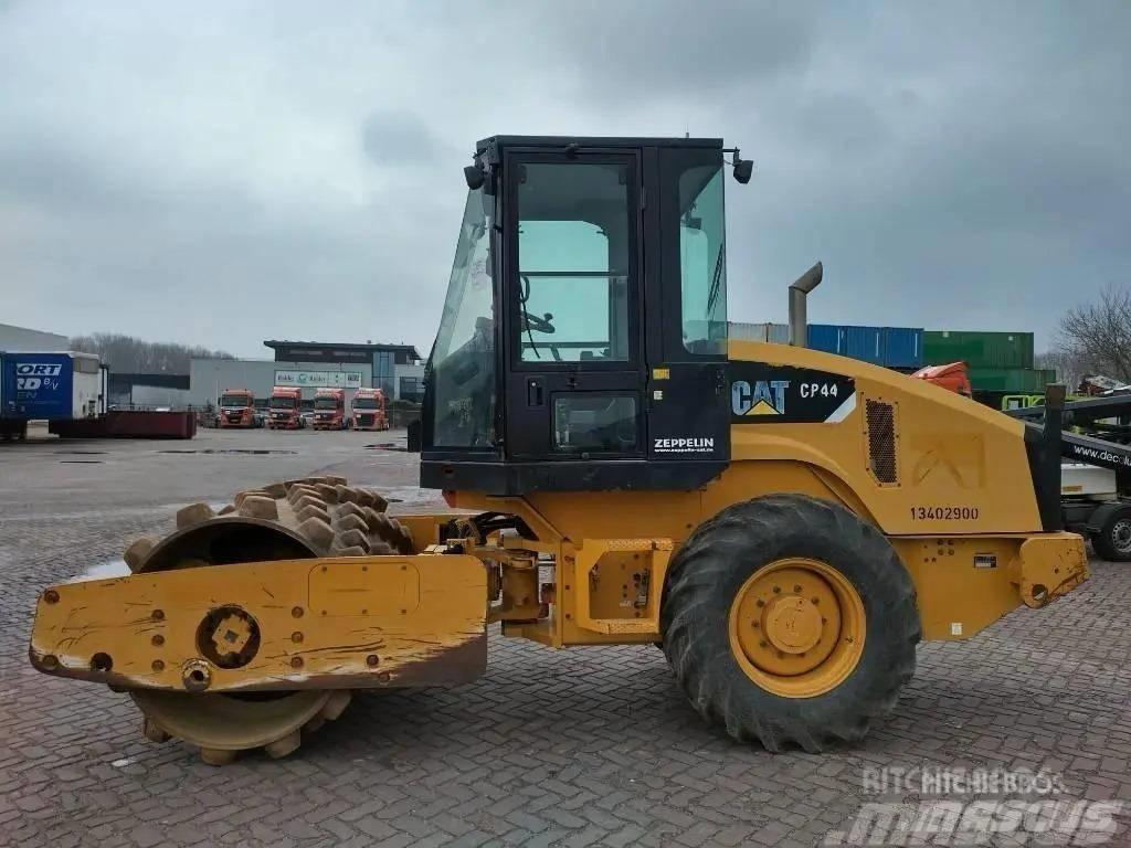 CAT CP 44 单轮压路机
