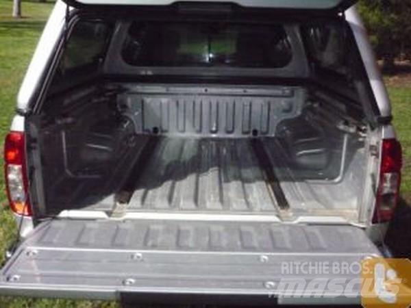 Nissan NAVARA ST-X 大型面包车