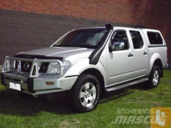Nissan NAVARA ST-X 大型面包车