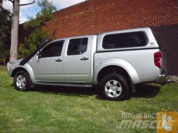 Nissan NAVARA ST-X 大型面包车