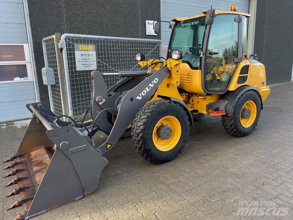 Volvo L28F 小型装载机