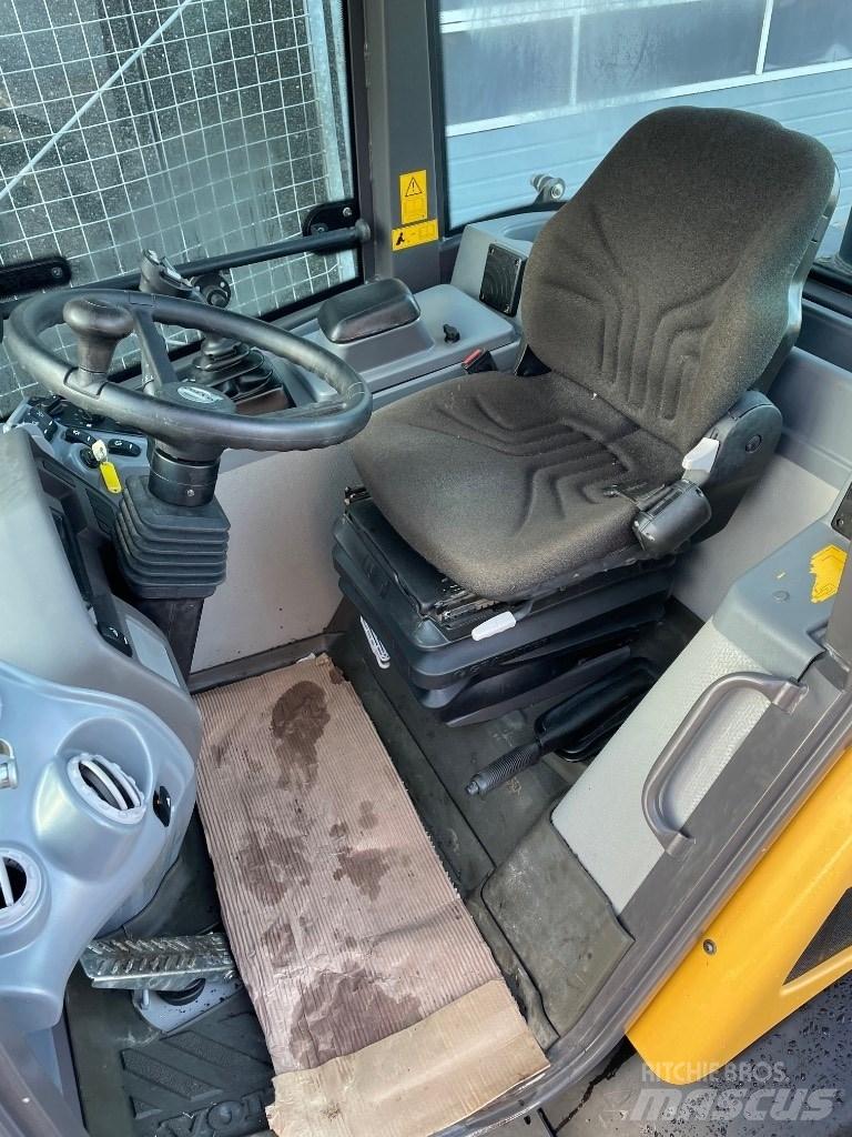 Volvo L28F 小型装载机