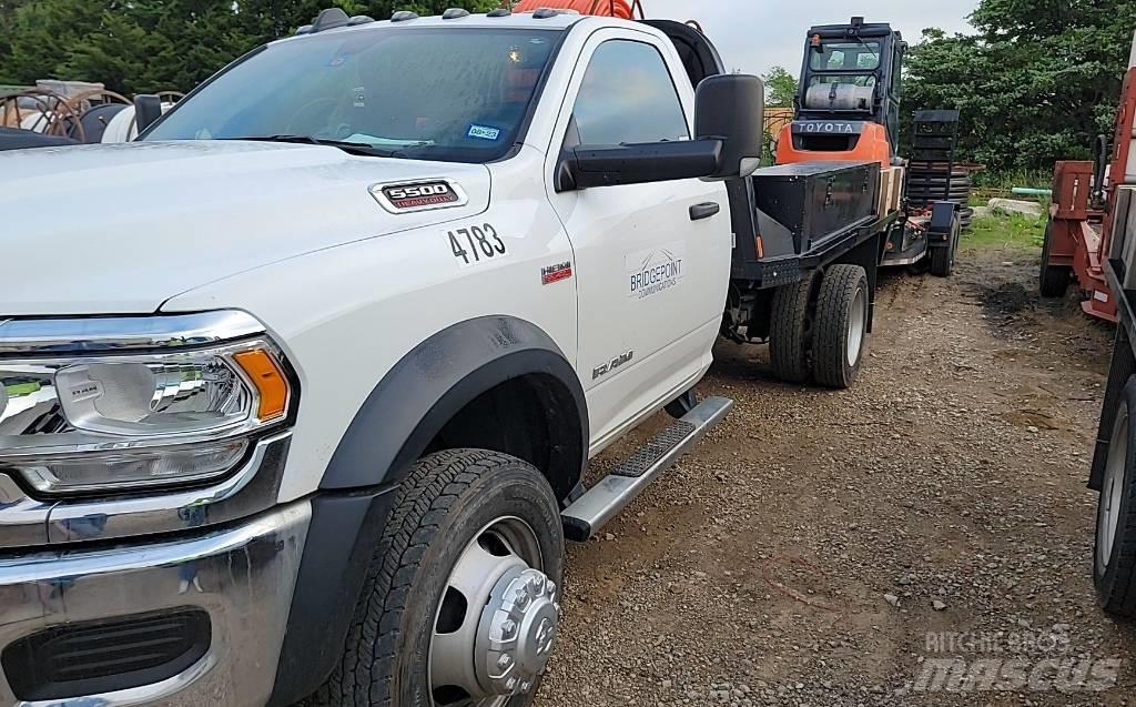 RAM 5500 平板栏板货车