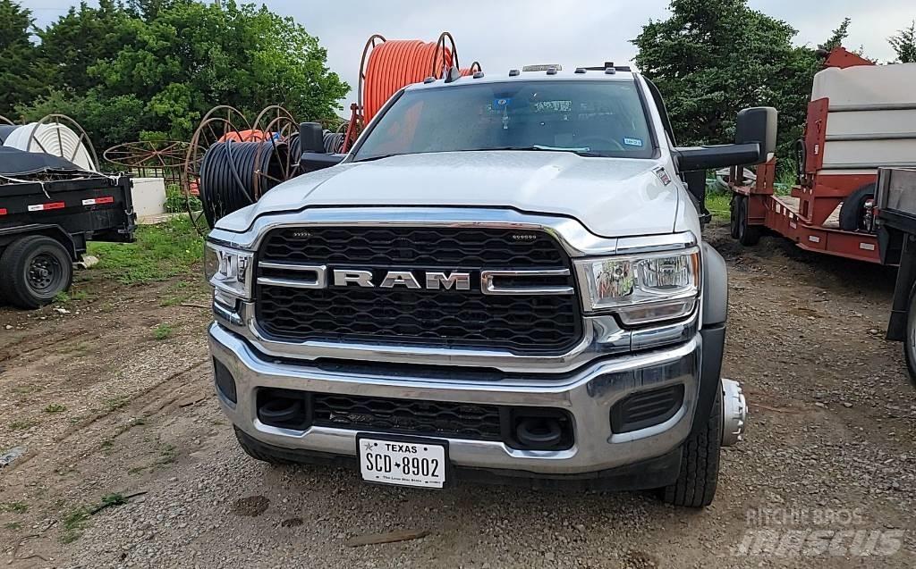 RAM 5500 平板栏板货车