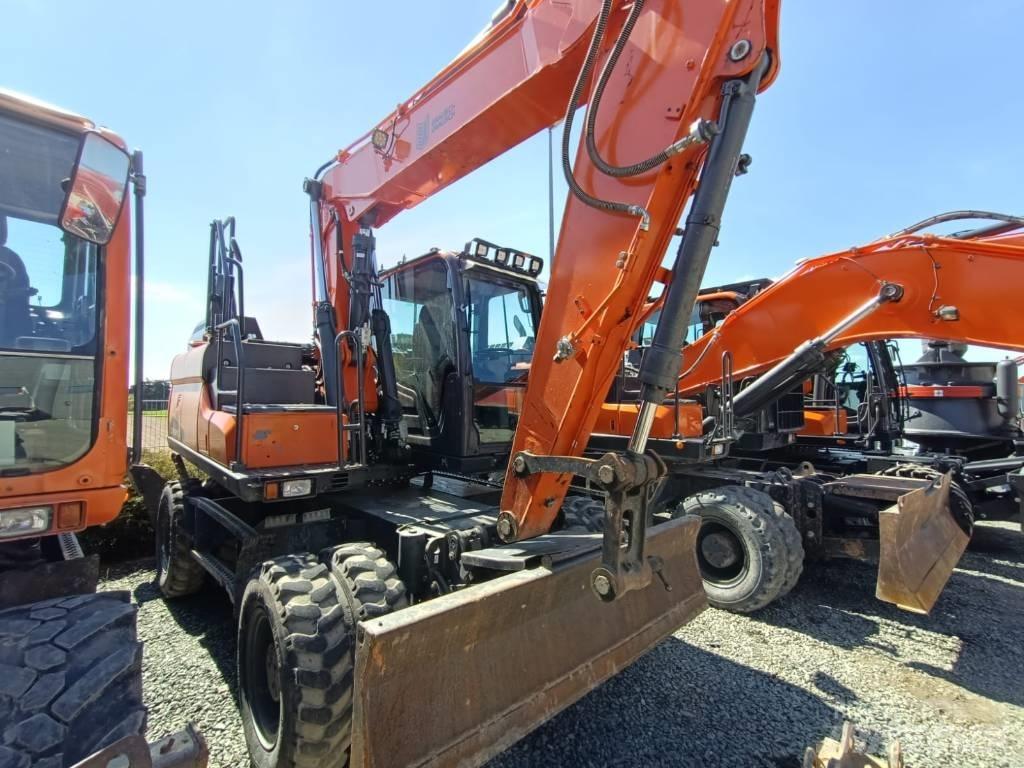 Doosan DX140W-5 轮式挖掘机