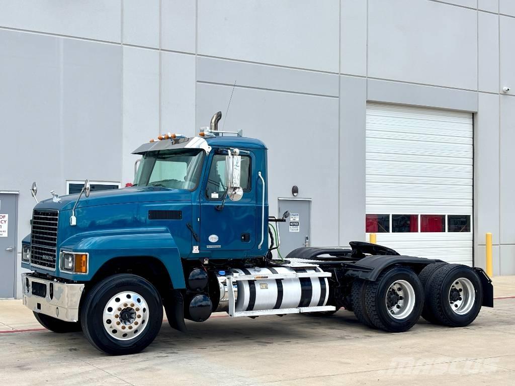 Mack Pinnacle 牵引车