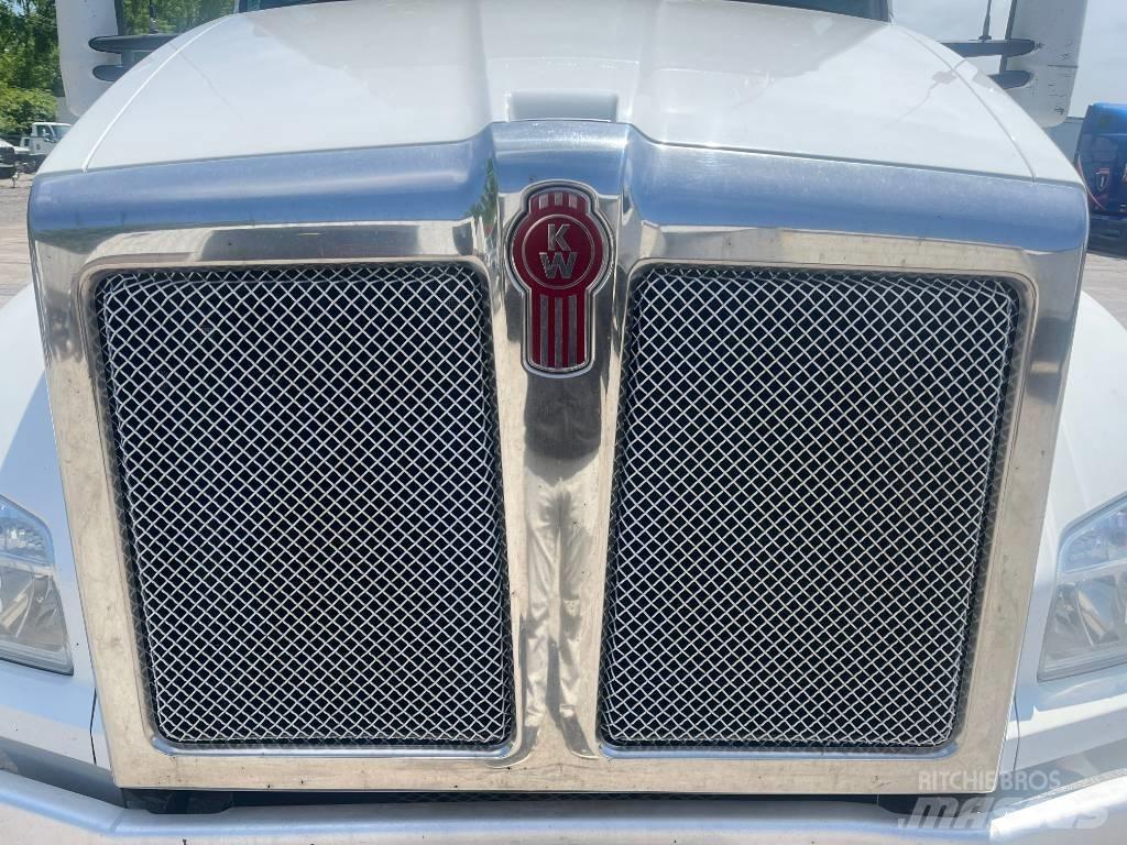 Kenworth T 880 牵引车