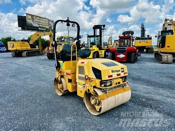 CAT CB 24 双轮压路机