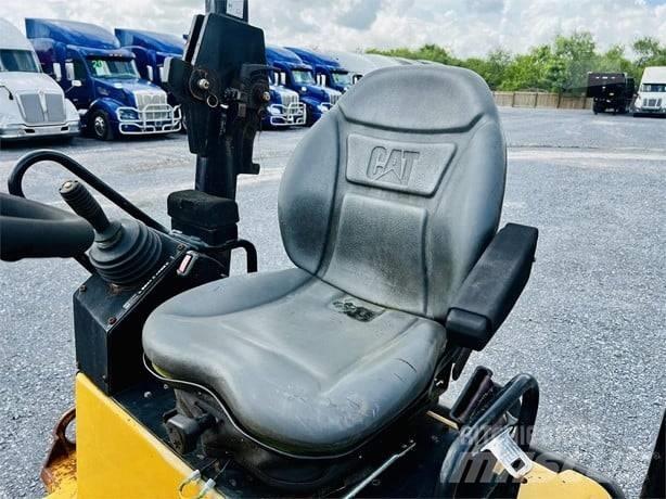 CAT CB 24 双轮压路机