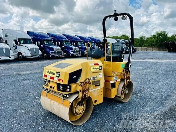 CAT CB 24 双轮压路机