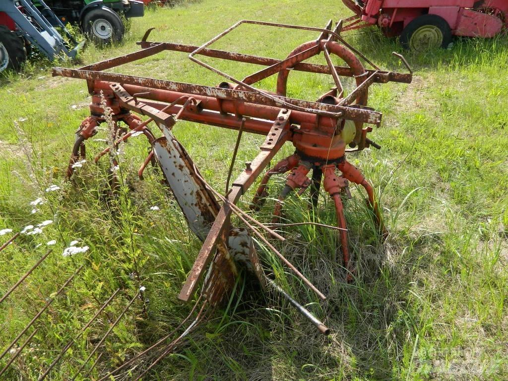 Kuhn 3.2 犁耙和摊草机