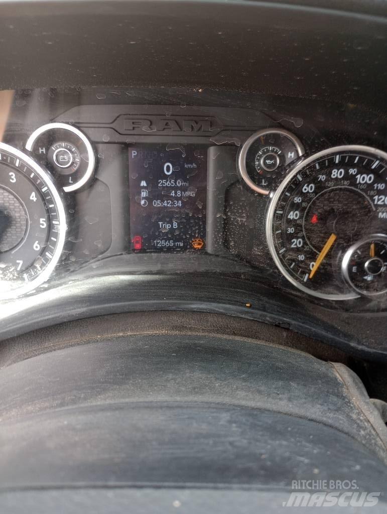 RAM 5500 平板栏板货车