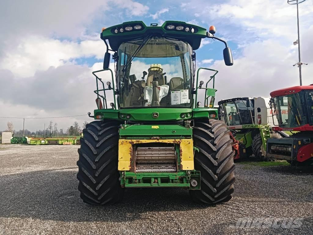 John Deere 8800 自走式青贮饲料收割机