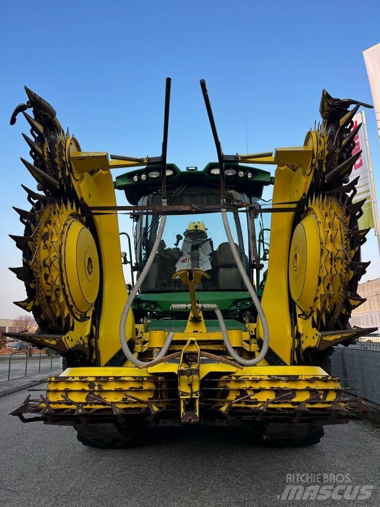 John Deere 8800 自走式青贮饲料收割机