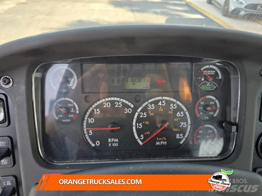 Freightliner M2 106 平板车