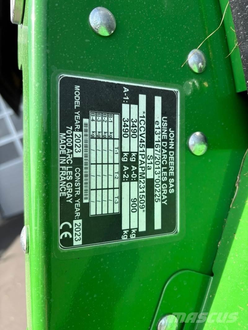 John Deere V451M 圆捆打捆机