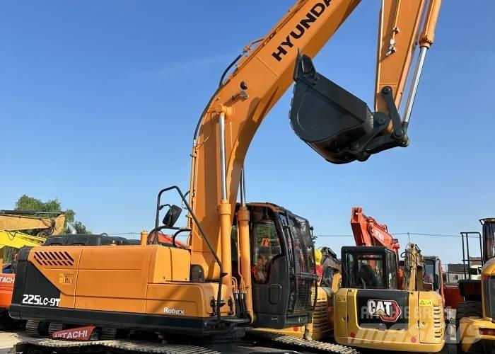 Hyundai 225 履带挖掘机
