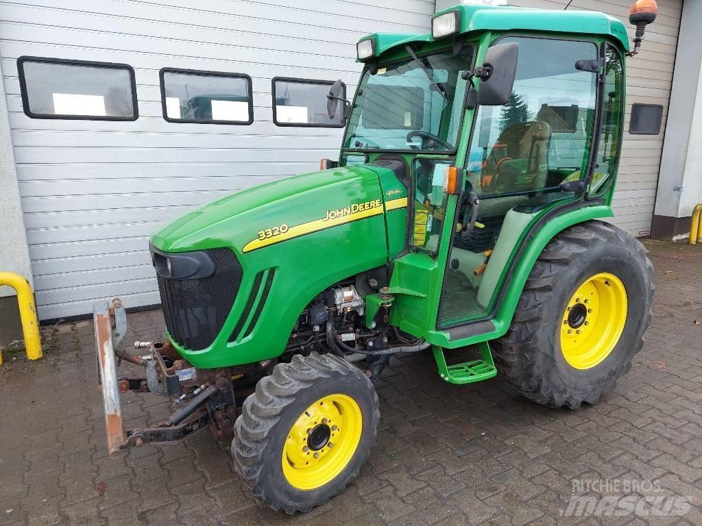 John Deere 3320 小型拖拉机